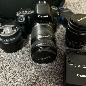 Canononebatteryonecharger4lensoneis brokentheonethatisopenflashstorage24kpicture